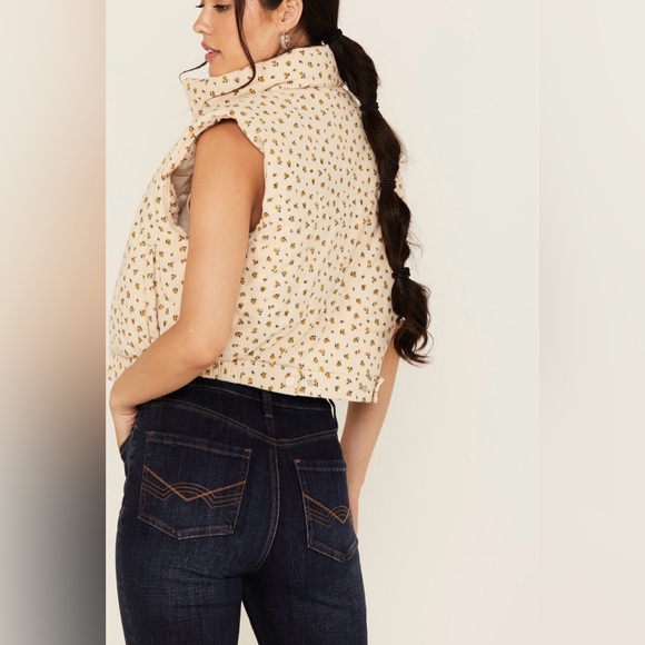 NWOT 26 International Women's Floral Print Puffer Vest - Picture 3 of 9